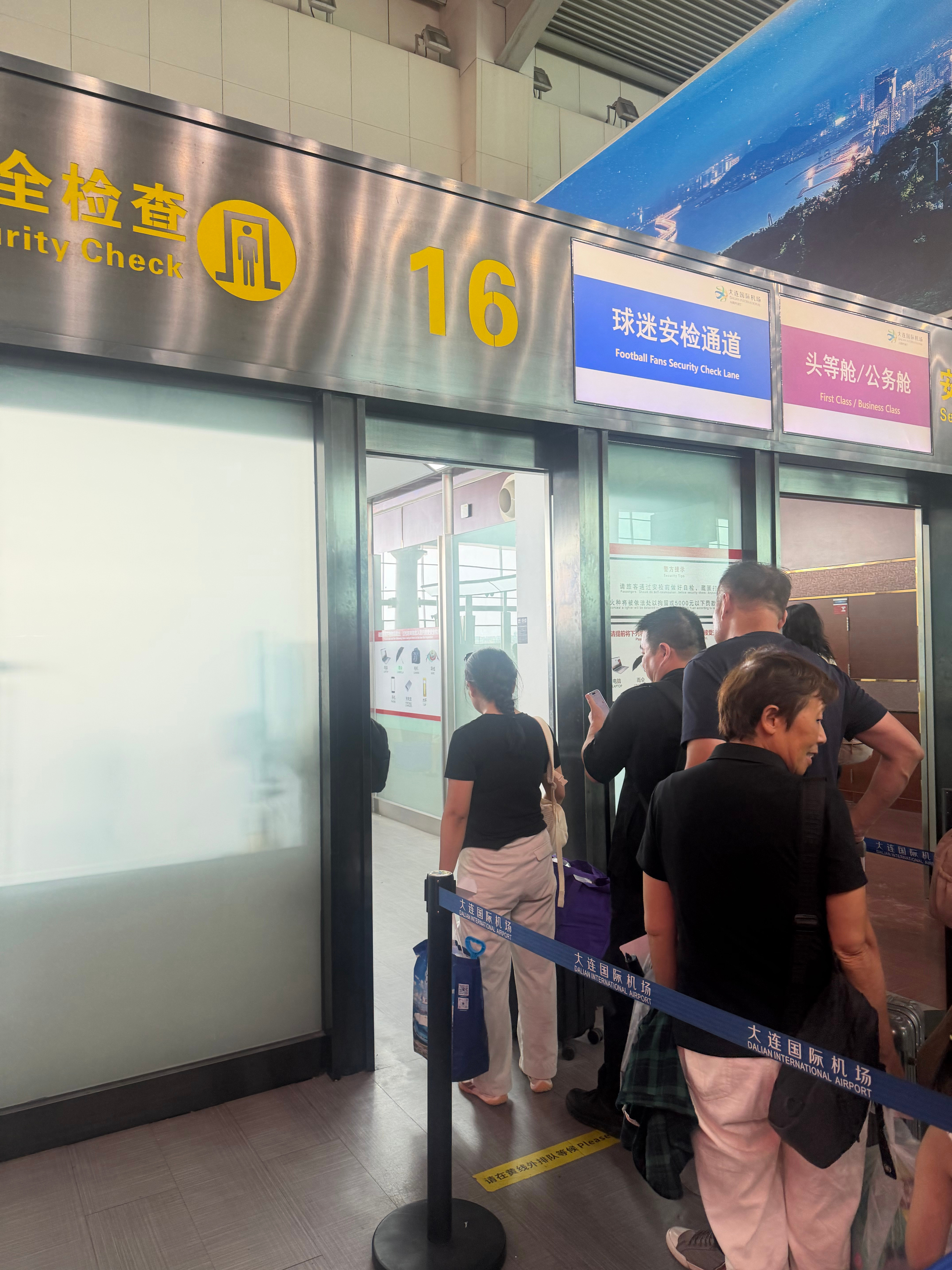 过安检排了40分钟了，还没好有钱还得是直接坐头等舱，太费时间了原本想升舱，没