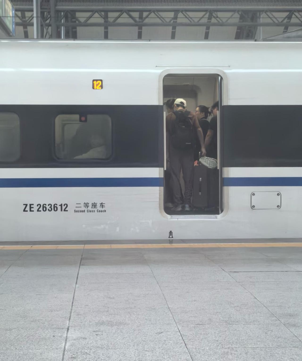汉口站沉降也那么严重了…这都快变成低站台了，不像是特殊设计，站台面有非常大砖