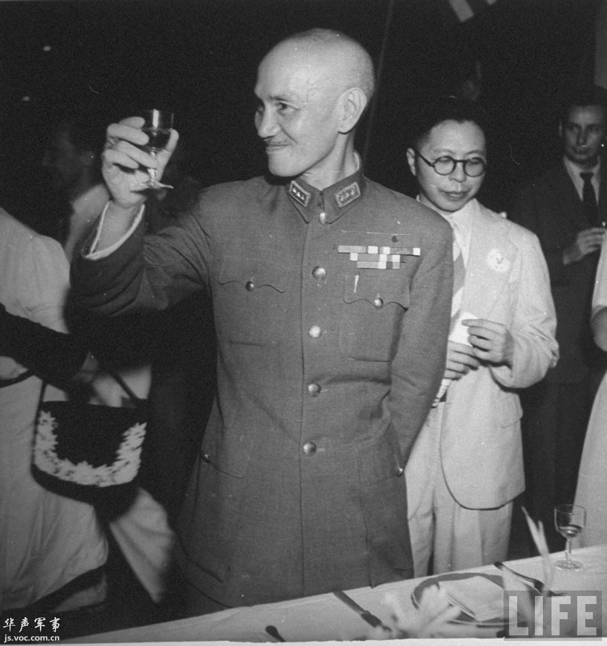 解放战争中，蒋介石喜欢坐飞机到各地，亲自指挥各种军事行动。解放战争从1946年