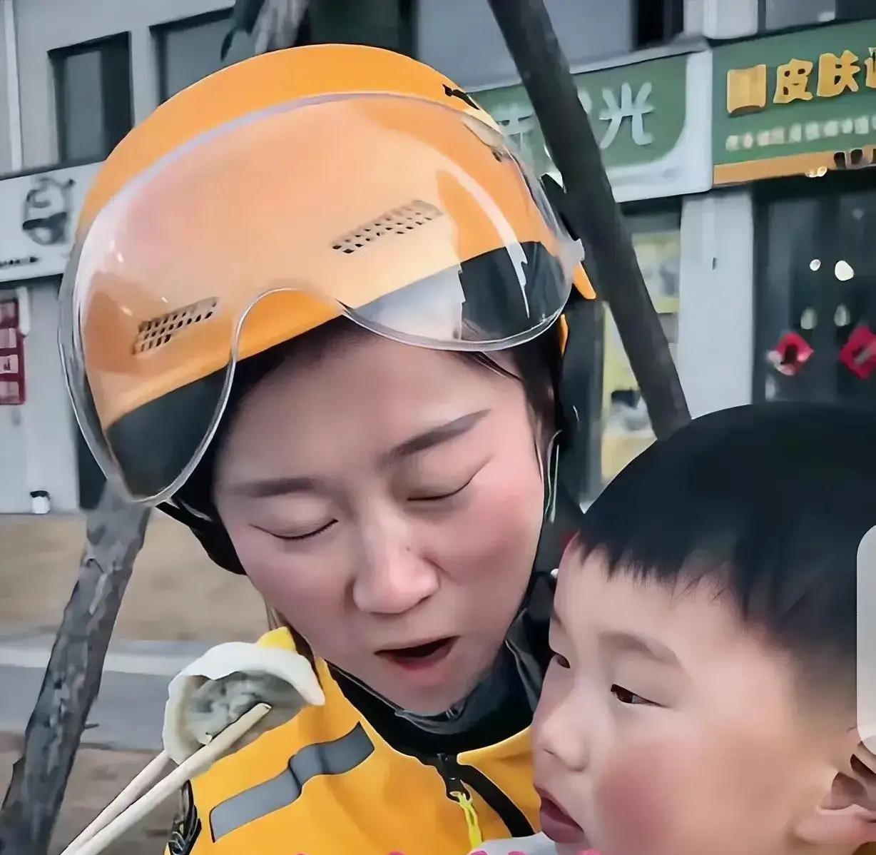 破防了！”一女子大年初二，带着年幼的儿子送外卖，竟然捡到一个装着10000多元，