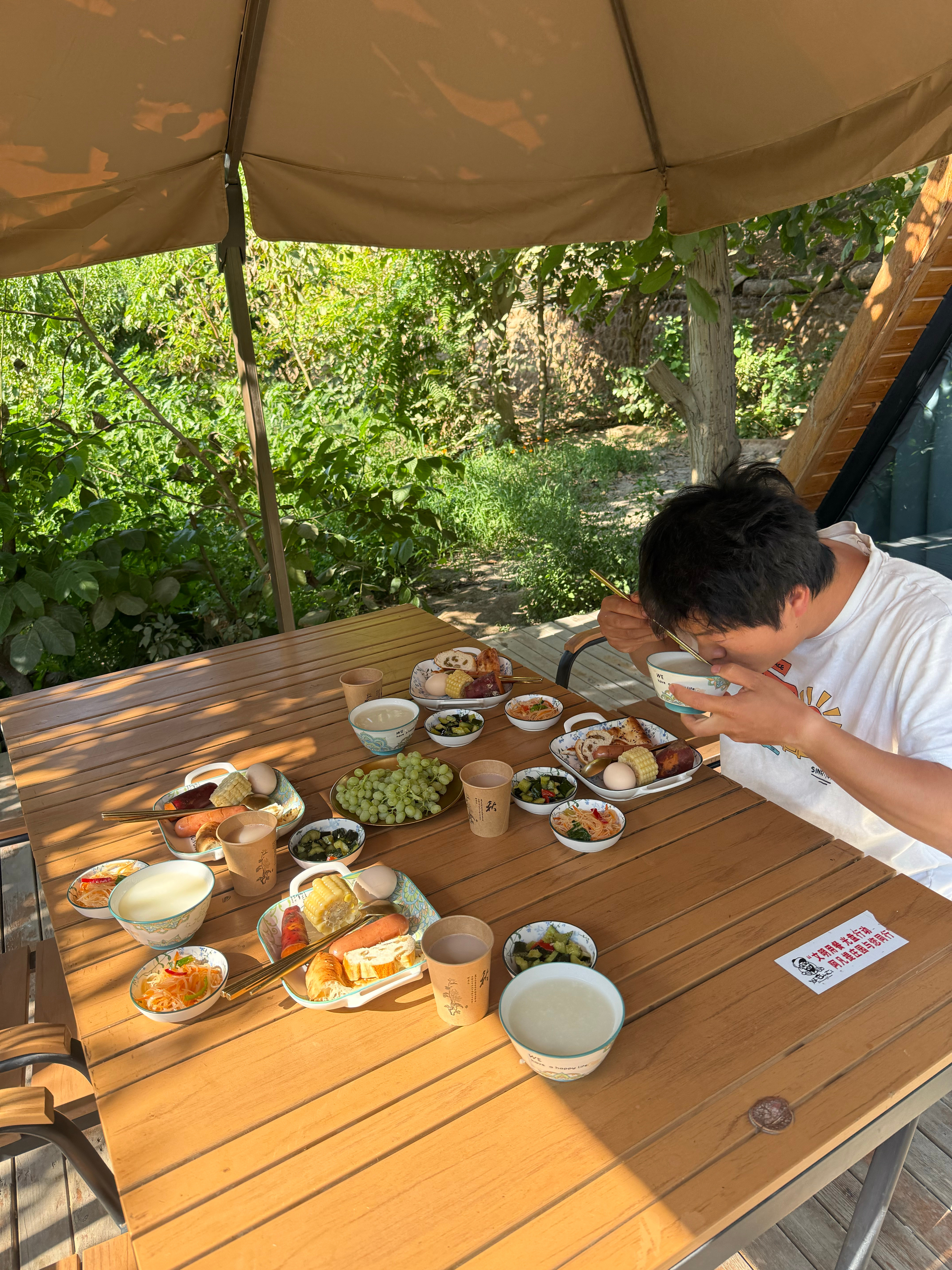 在葡萄藤下吃早饭看着没那么热，其实…昨天跟吐鲁番朋友吃大盘鸡，我终于问出了百思不