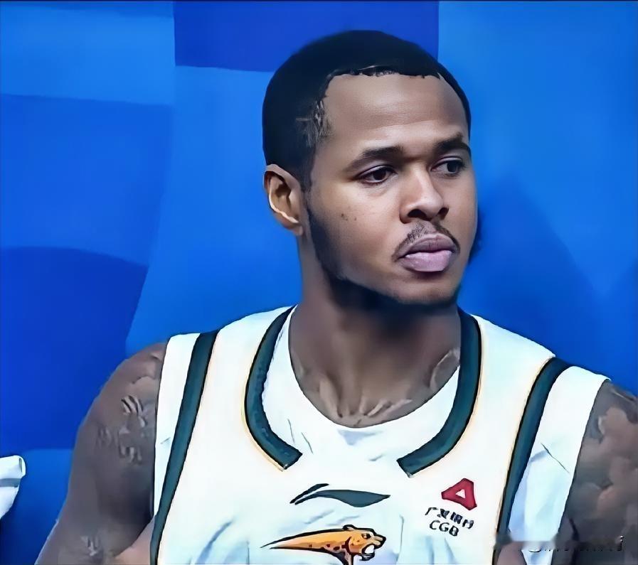 乌戈还在给他机会，亨特投篮继续砸前沿，不管怎么说，胖特有个优点还是值得肯定的。