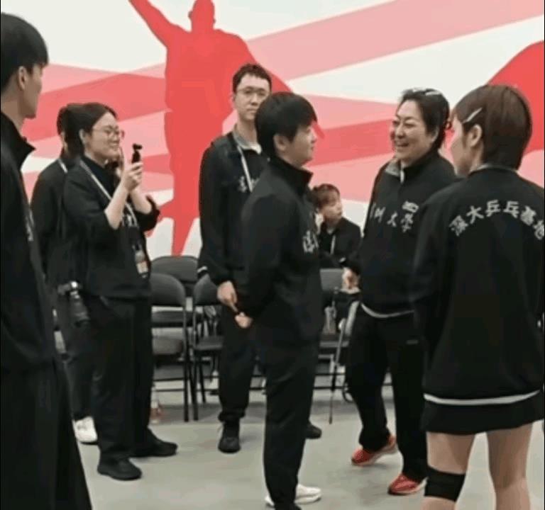 这次乒超联赛，孙颖莎成了比教练还像教练的教练。王楚钦成了比球员还着急的教练。