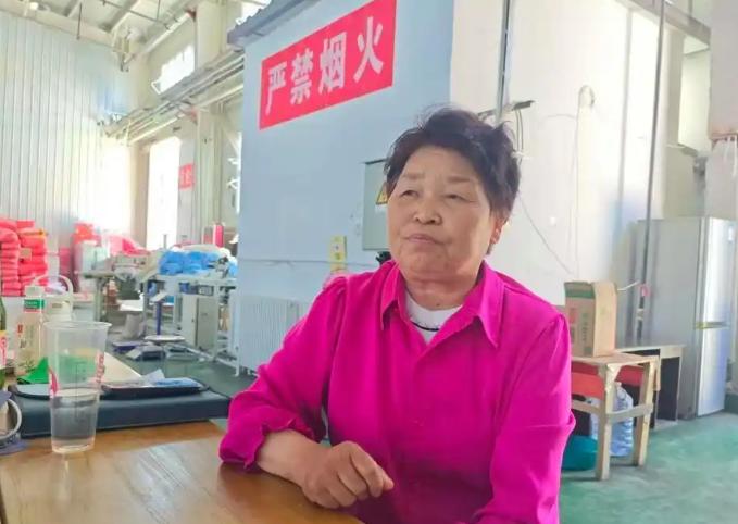 王秀芹守着一千五百平的仓库，听着订单提示音心惊胆战。这个靠开荒种地攒钱、老实卖棉