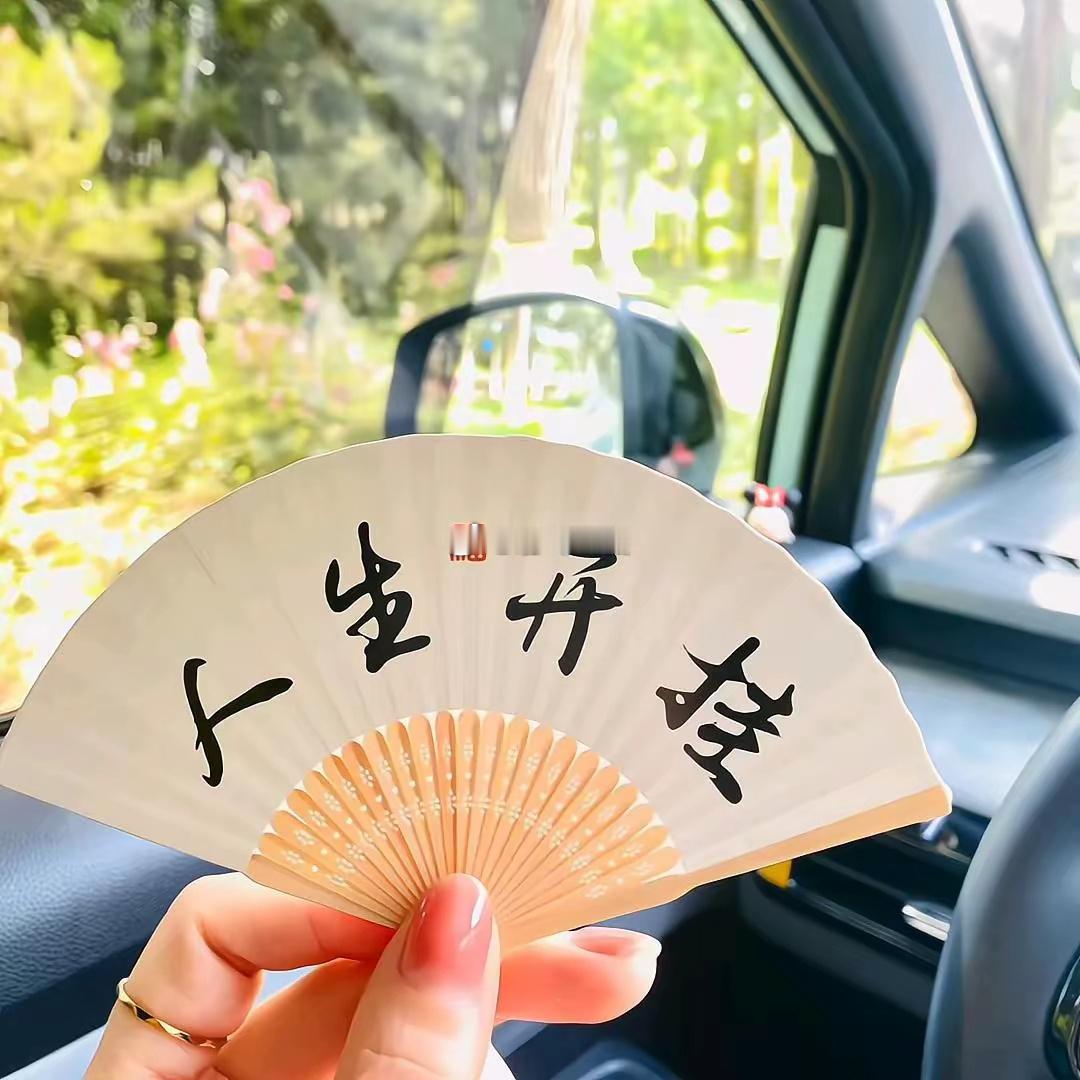 摩羯座的人通常外冷内热，表面上看起来高冷，但实际上他们渴望有人能够走进自己的内心