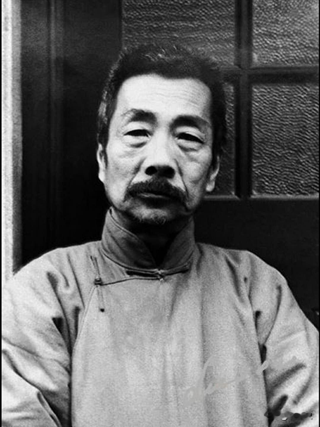 网上有个很火的说法：鲁迅之所以敢骂权贵、硬气到底，全因为他收入高、不差钱。这