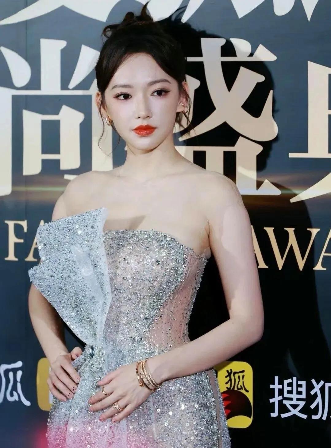 谁说瘦才是美？程潇用透视钻裙证明，有肉感才是真性感！程潇风格突破透视礼服