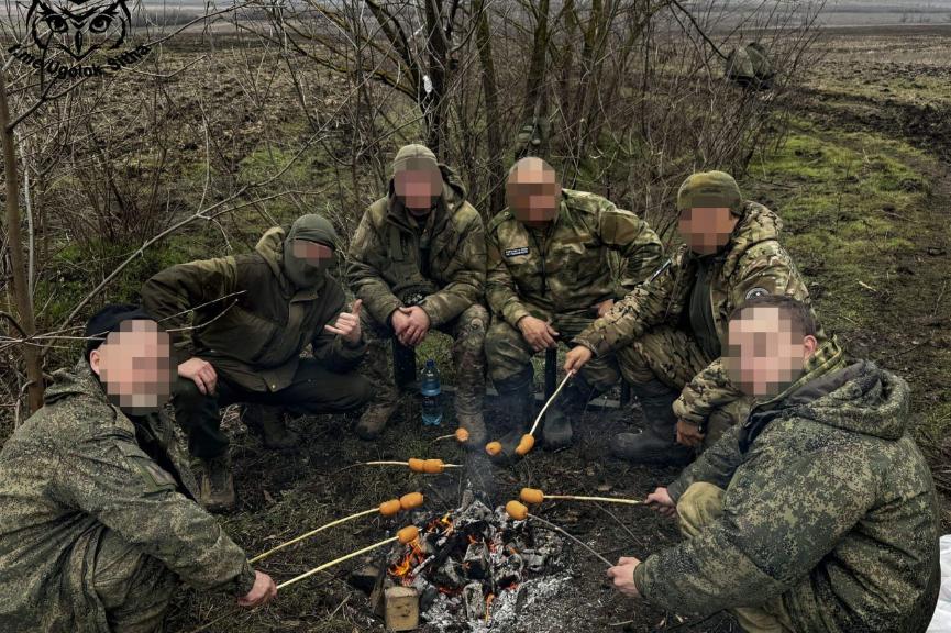 大鹅官兵围着篝火烤饭吃！大鹅这些官兵，围着篝火烤的是煮熟的土豆，还是其他的干粮