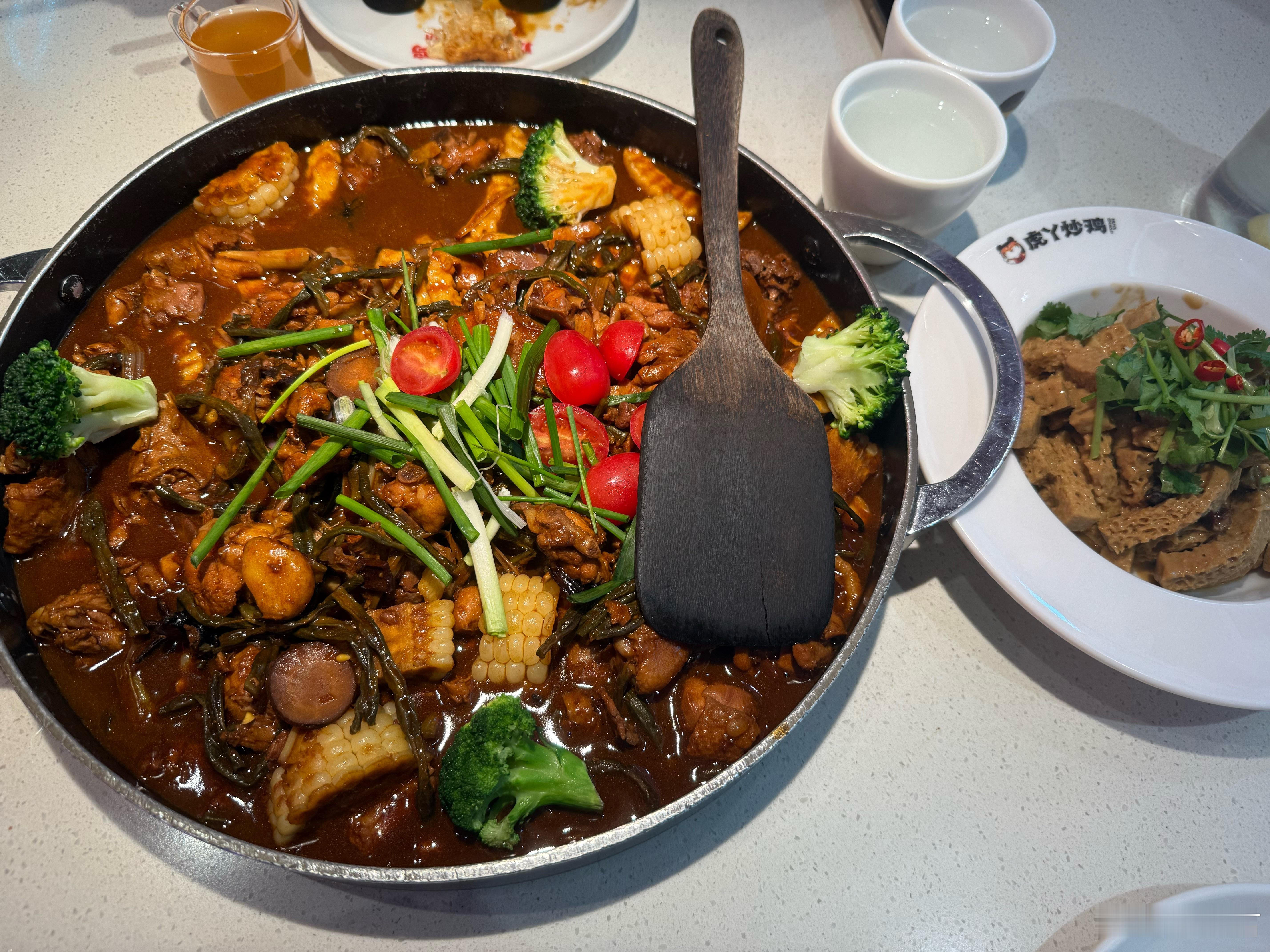 虎丫炒鸡！酱香味的太绝了！尤其是最后加点面条，香迷糊了​​​