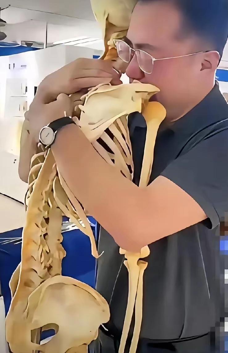 一名中年男子，抱着一架骨骼，泪流满面。他一边痛哭，一边喊着：“老师，我回来了”