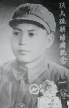 1952年，上甘岭阵地上，180多个美国大兵发起冲锋，可守阵地的只剩下一个新兵蛋