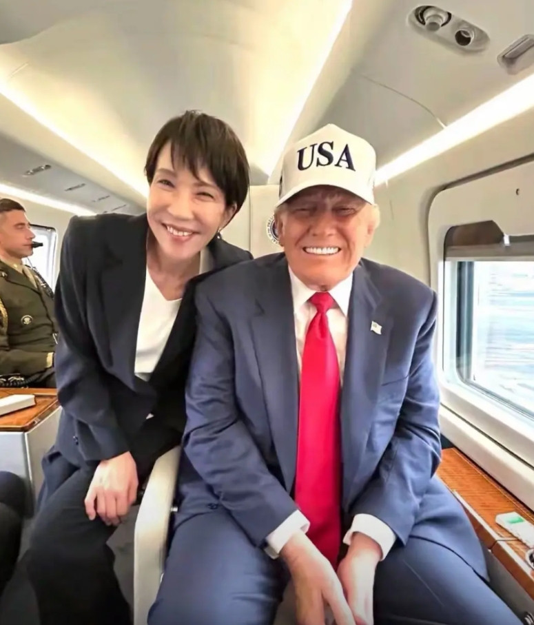 日本首位女首相，把日本人看懵了。刚上任，估计还没熟悉业务。对老美川普那谄笑，把脸
