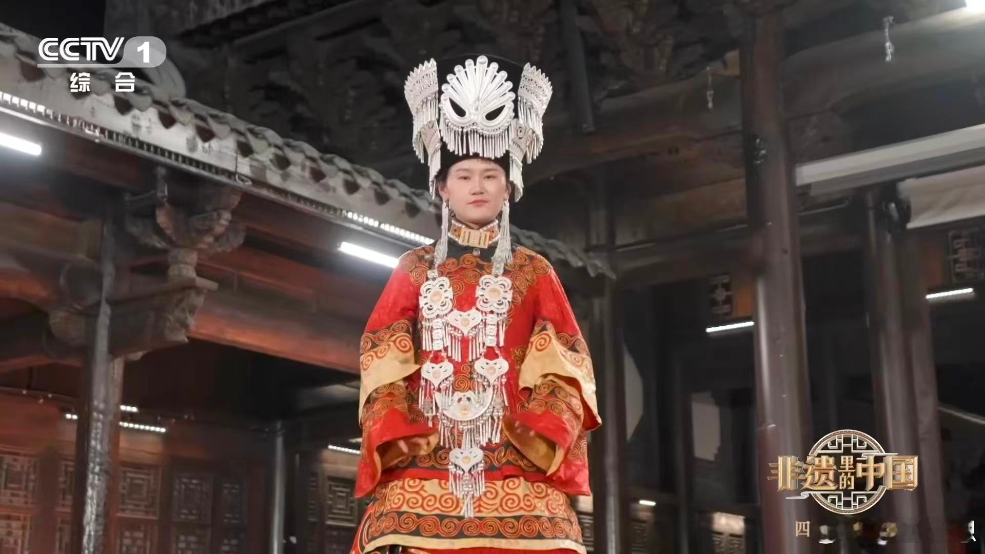 当400米云布遇见万道褶痕，20位绣娘用40天将月光织进裙摆。展开8米圆环的刹那