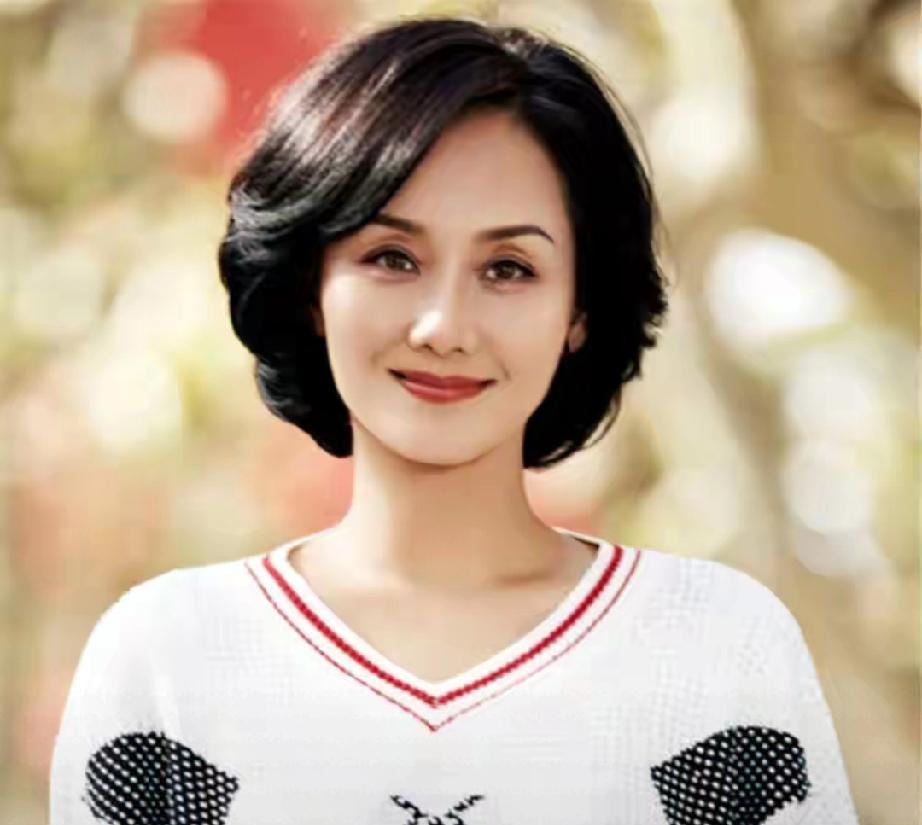 57岁李颖现状曝光：住上海豪宅陪母亲，风韵犹存婚姻成谜，一生靠实力出圈