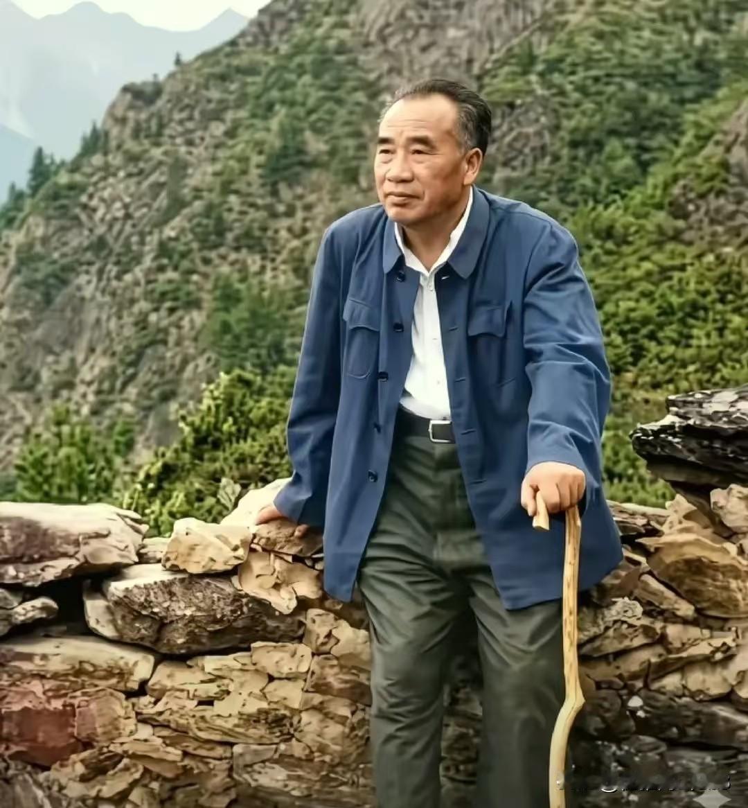 这张老照片，藏着一段跨越三十三年的难忘过往。1962年3月，已经76岁高龄的