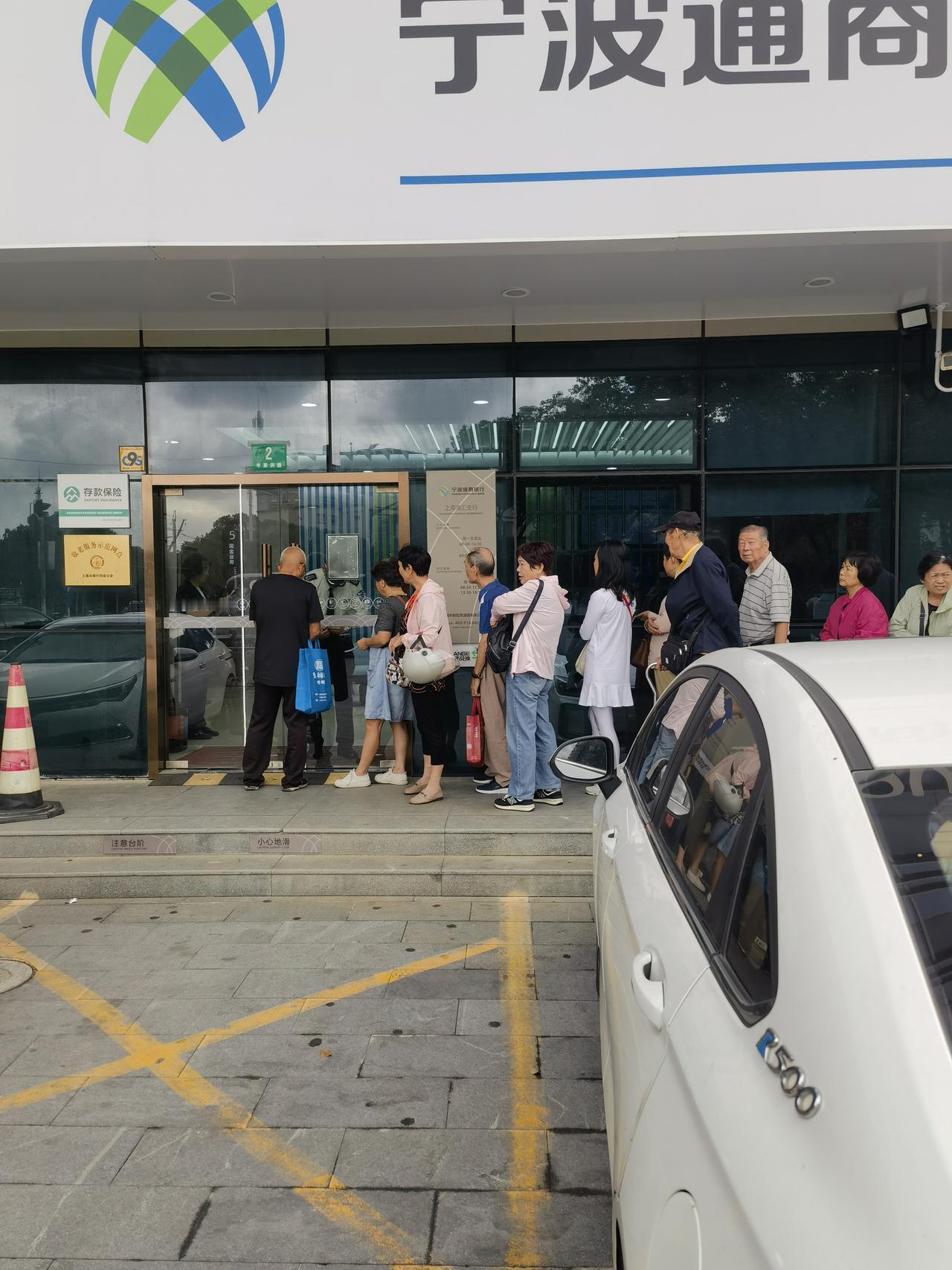 过去谁家里有个300、500万存款，靠吃利息过日子也是妥妥的！谁曾想这些年存款利