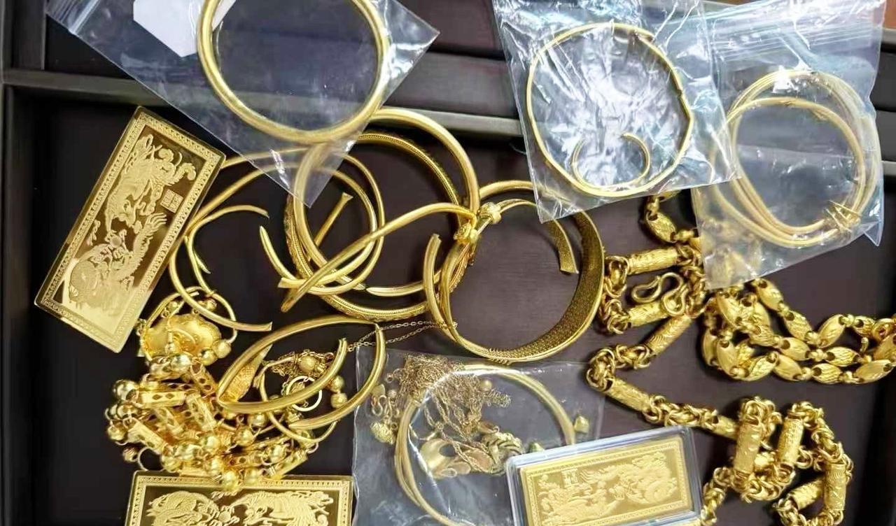 一个开家具厂的朋友，今天出手了300多克的黄金，真的太厉害了，这些年也很机智，不