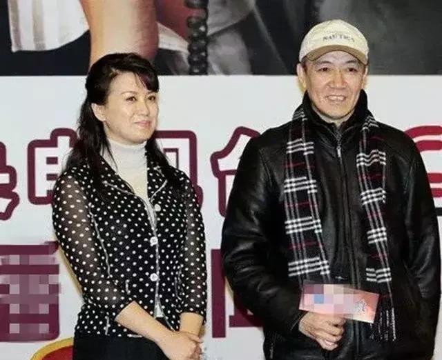 2006年，47岁的李幼斌凭借《亮剑》大火后，立刻与24年的发妻张瑞琪离婚，转身