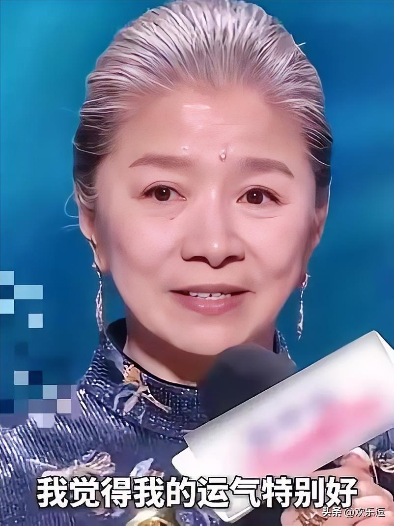 有没有发现，迟蓬有点不对劲，别人获奖都是喜极而泣，可她倒好，获奖后没有太过