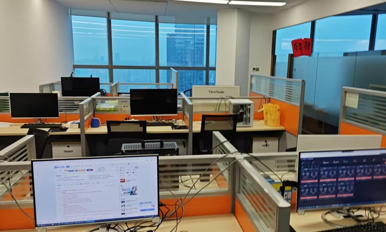 为什么我说，离开A股市场，是散户最好的选择！你看看图中的场景，有人在操作吗？这