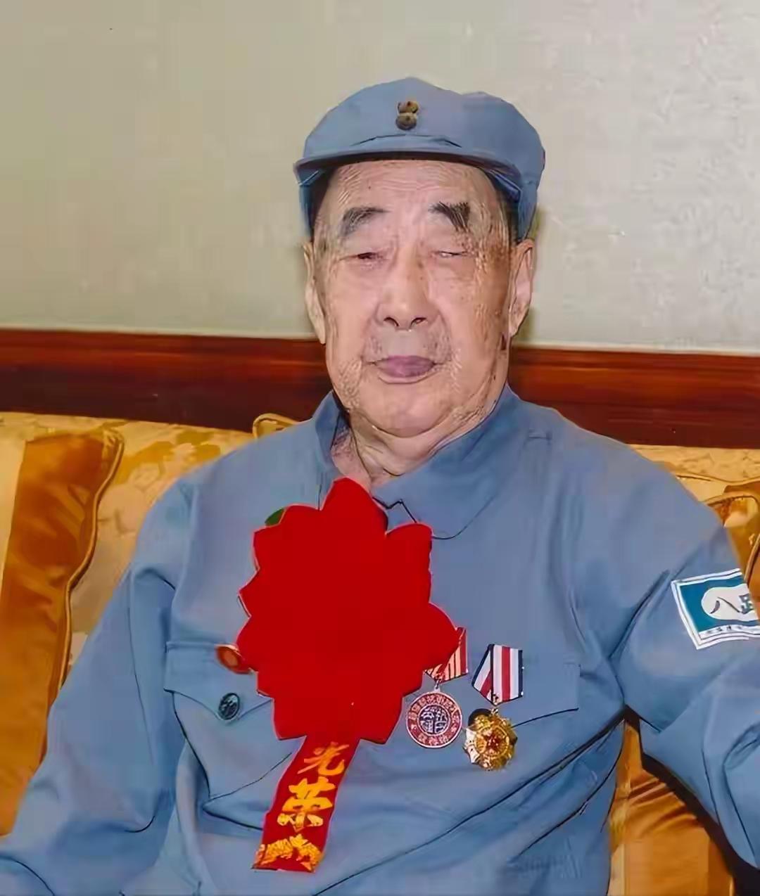 许家印2018年以中国首富高调返乡，其父许贤高老人却在那场盛大的“衣锦还乡”后的
