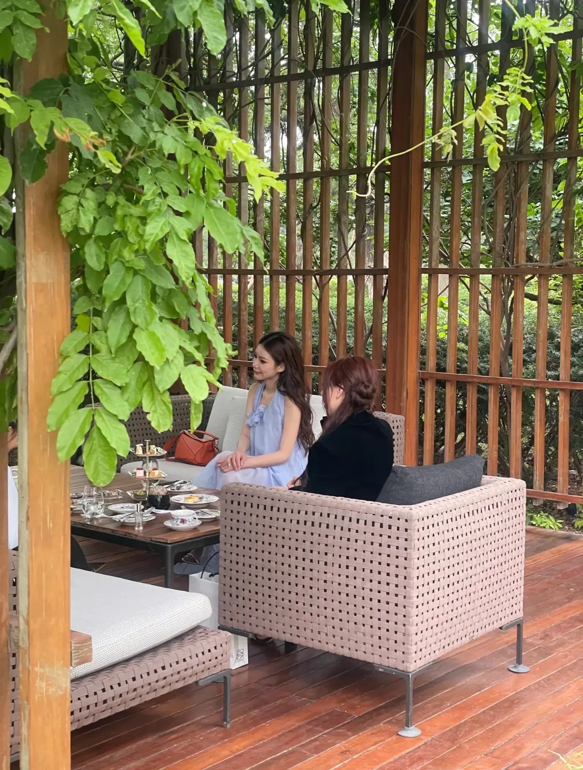 大S女儿来北京过端午！马筱梅带她喝下午茶，小玥儿低着头好乖巧。5月30日，有网友
