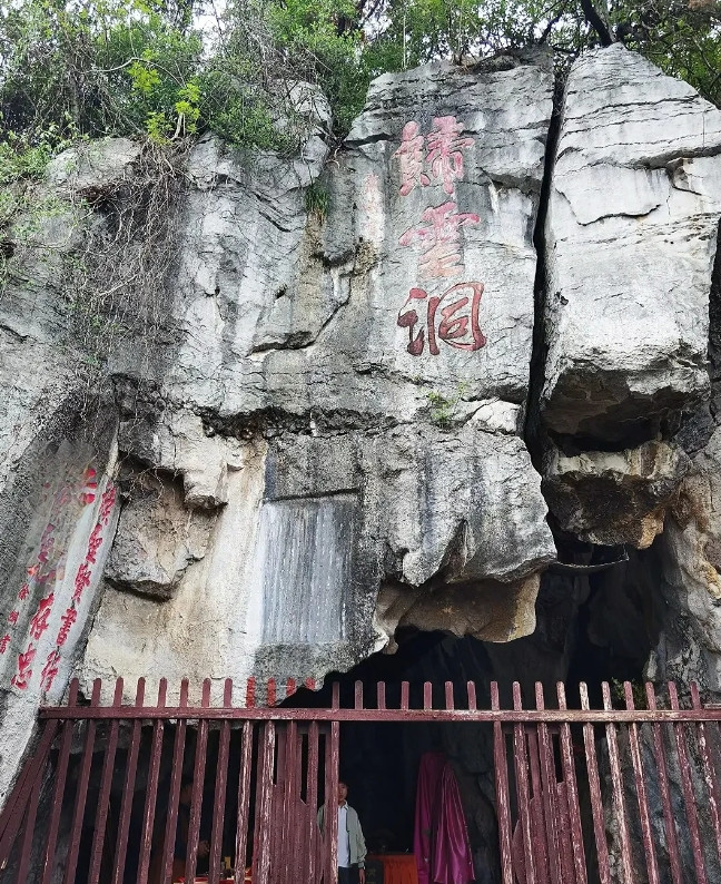 8天前，公司开除了我，今天是星期天，一大早原公司老总给我打电话，原公司一台机器
