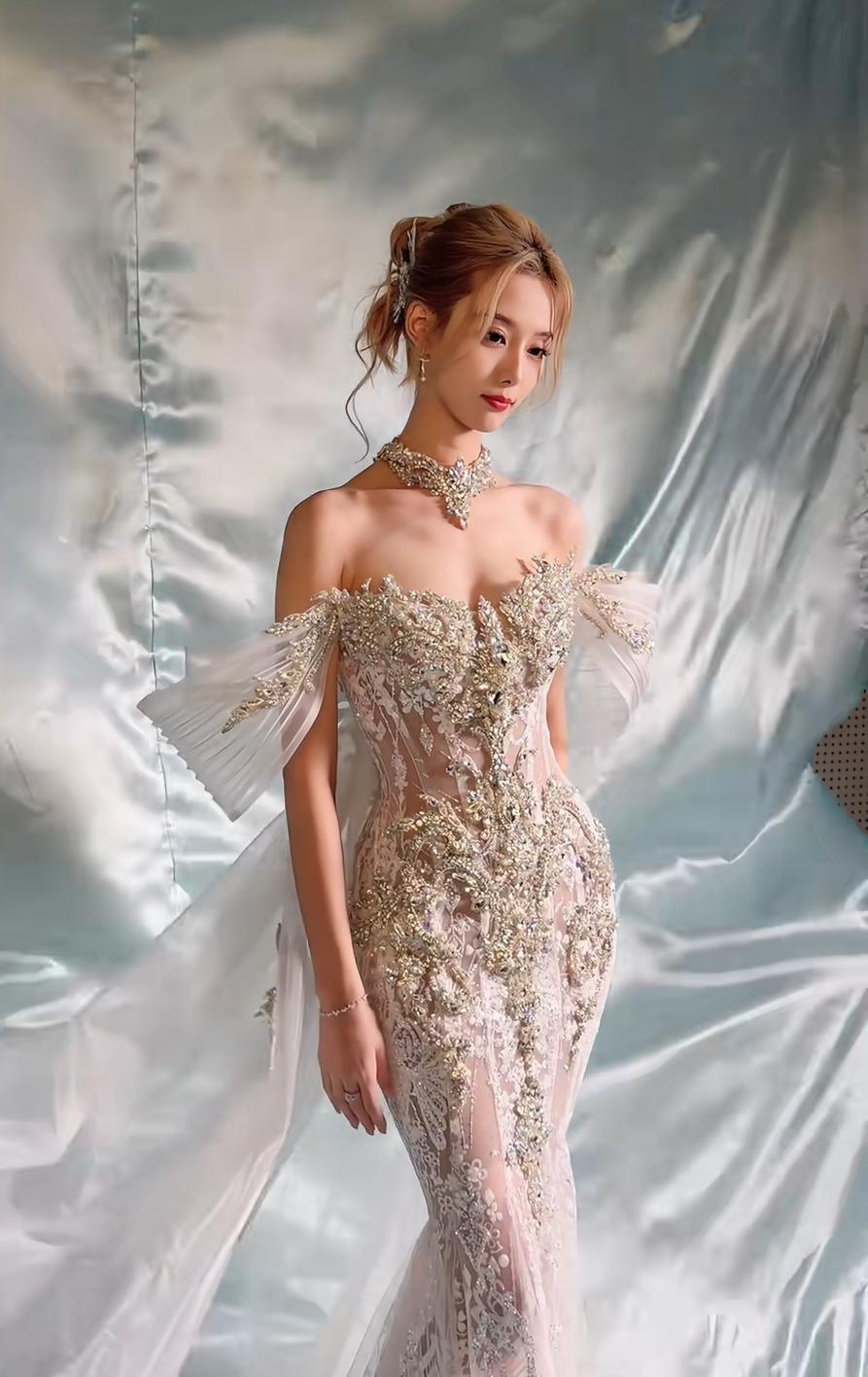 黄子韬这眼光也太会挑了！徐艺洋这组活动图一刷到，直接看愣了——这身材这颜值，谁瞅