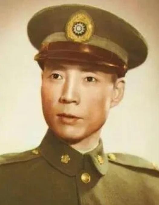 1947年，杜月笙包场大戏院，淞沪警备司令宣铁吾带着姨太太入场时，杜门子弟无人理