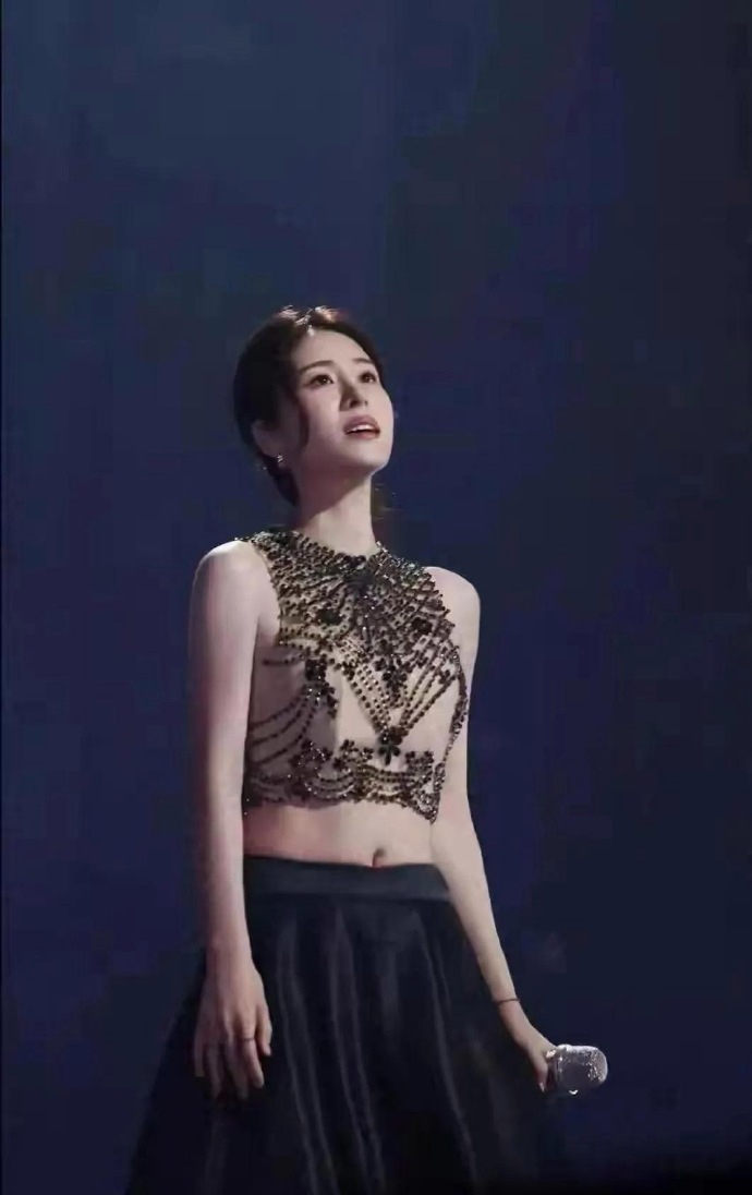 张碧晨这“透视装”，我直接看呆！她是怎么做到生过孩子肚子还是这么平的​​​