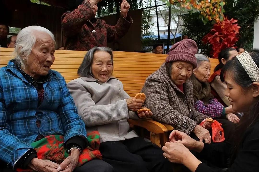 日本养老体系彻底失控！撕开老龄化最残酷真相，最先垮的从来不是老人当下日本养