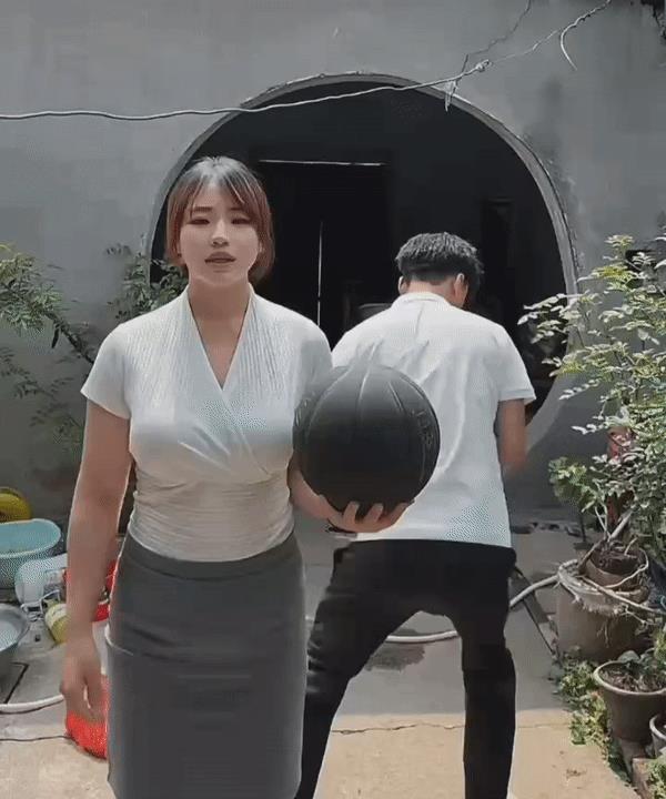 维权女在擦边的路上越走越远，今天整个篮球，明天说不上整出啥，大概率结局是封号，不
