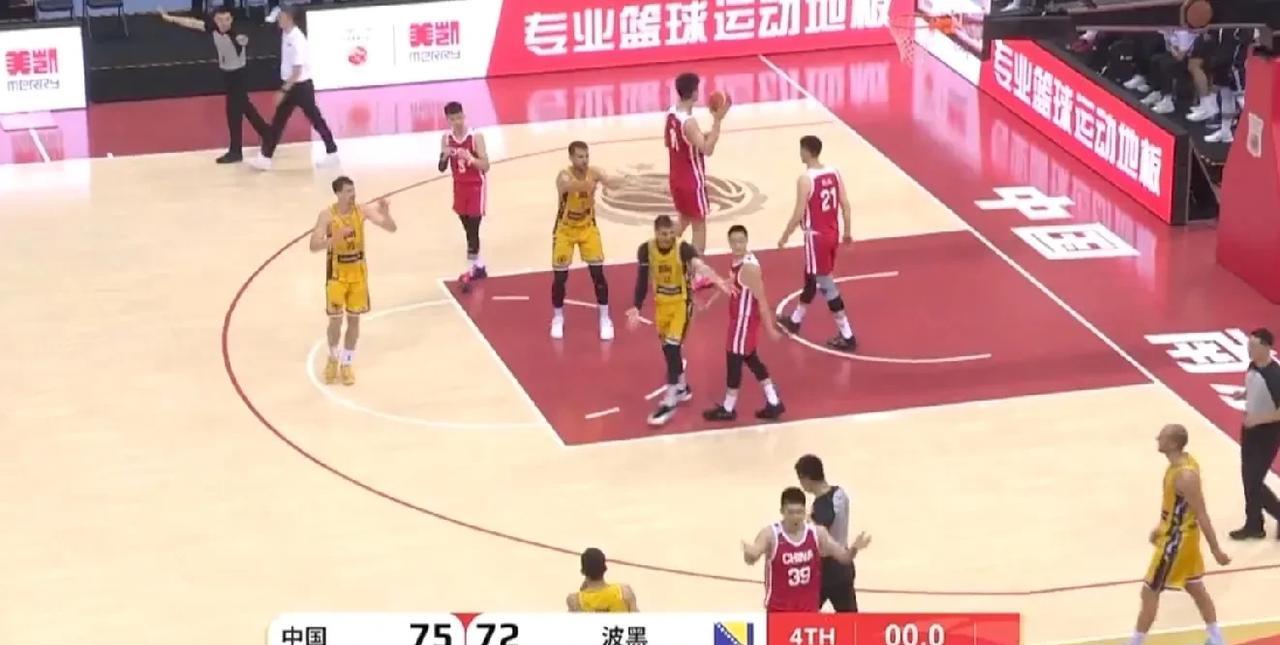 中国男篮险胜波黑，最后一节暴露问题！在刚刚结束的中国男篮对阵波黑的热身赛中，中