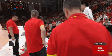 郭士强布置战术：王俊杰的表情恐有深意！7月3日，中国男篮以73比92惨败日本男