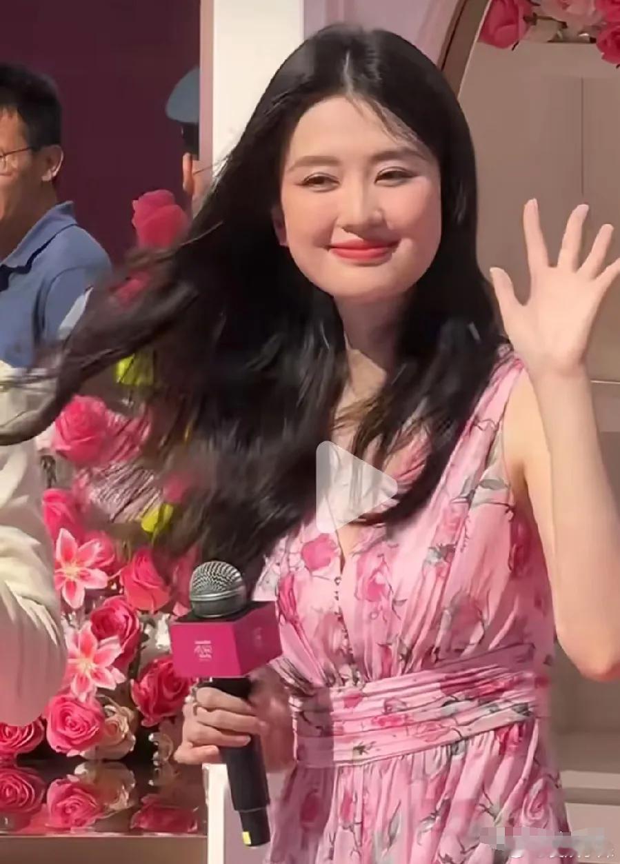 我有种感觉，乔欣可能不会再出来拍戏了。感觉她结婚之后，完全不像其他女明星那样，还