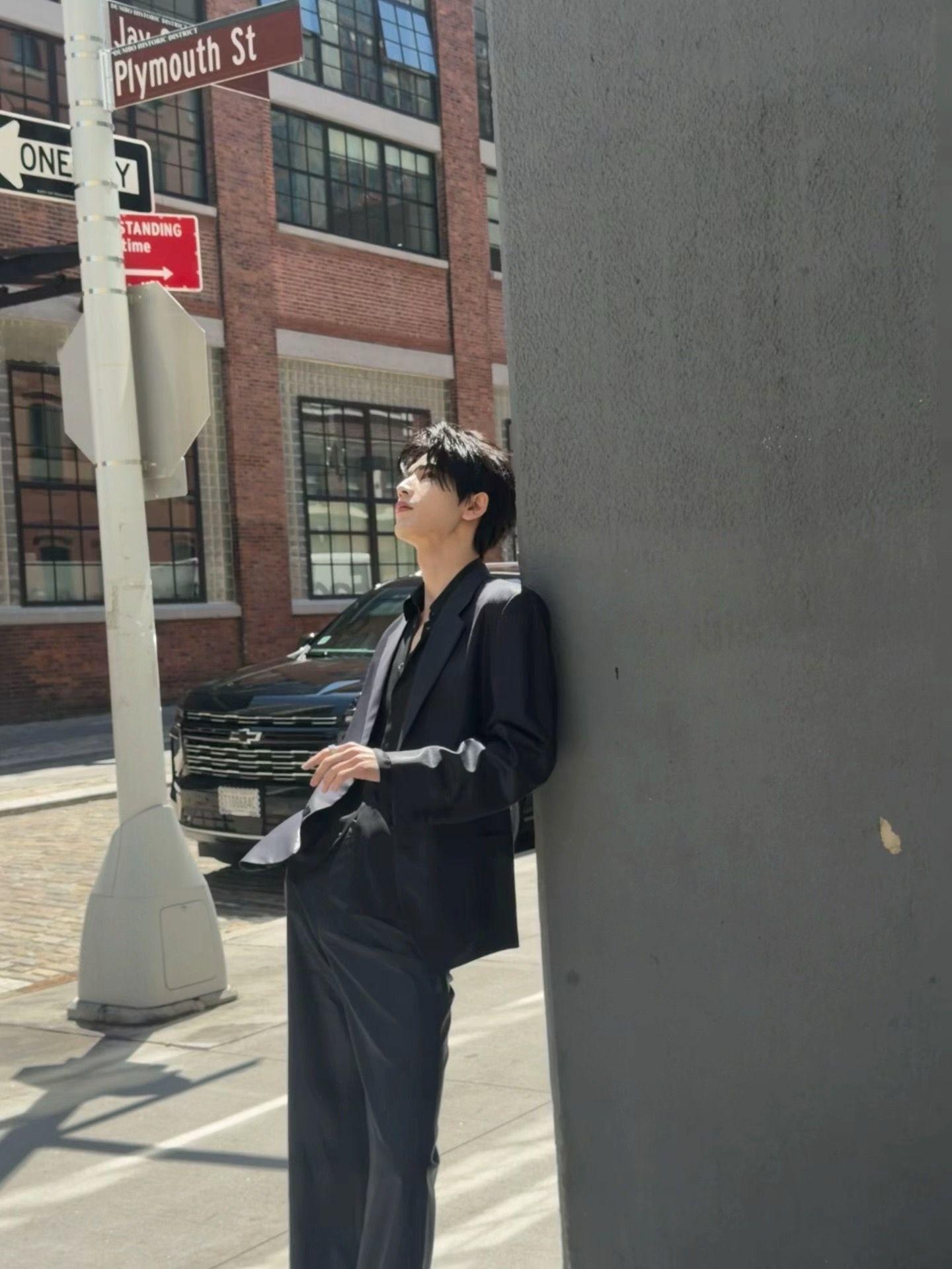张凌赫你一回国就这样啊啊啊张凌赫你一回国就这样我不得劲这个回复简直太男友感了！