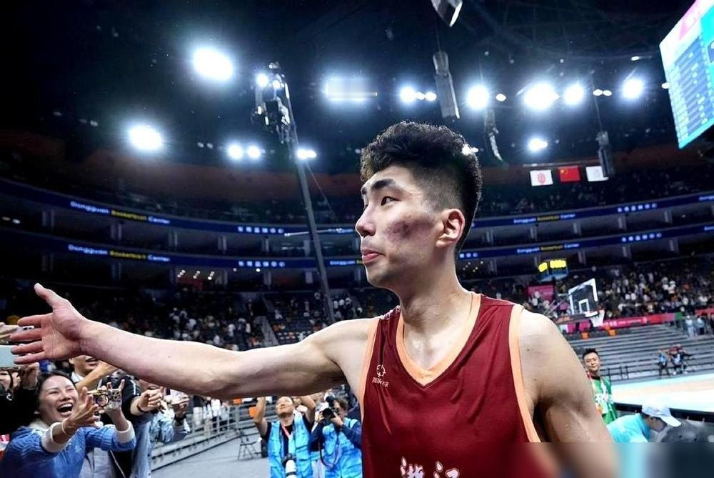 一场比赛，18分7篮板，直接把对面的欧冠级内线给干懵了。连西班牙解说都喊：“这中