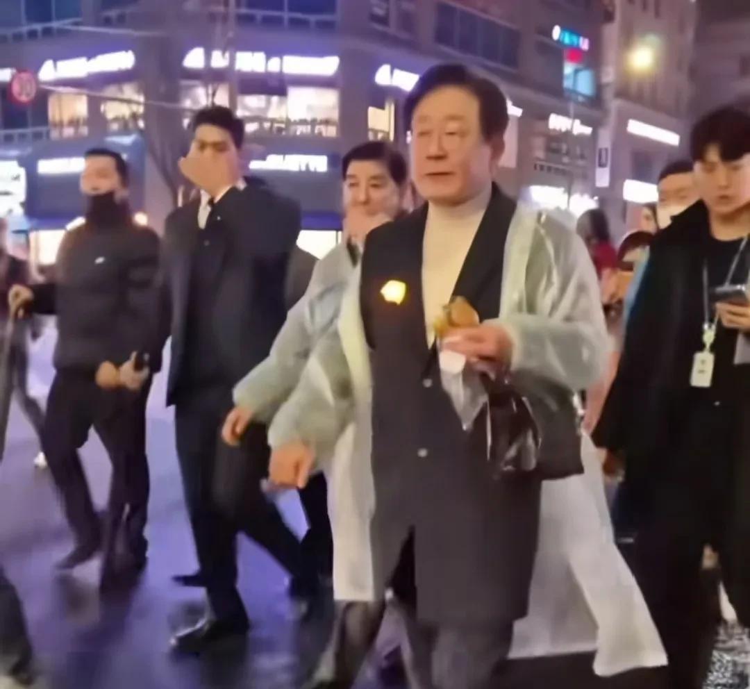 李在明以后退休可以干吃播，这个他有经验，一个是喜欢吃，一个是前两年为人气拍视频，