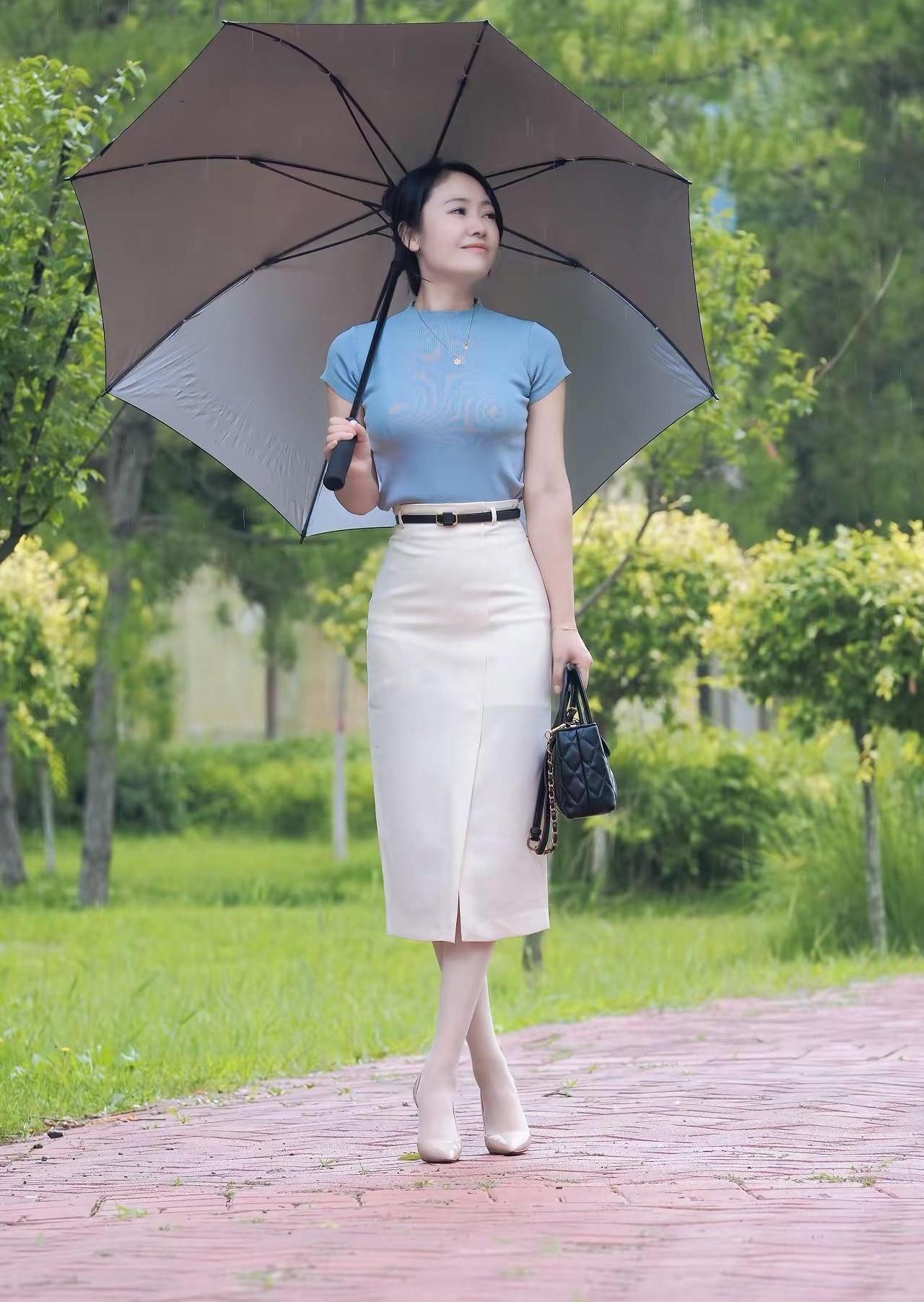 今日街拍，白白净净的美女姐姐