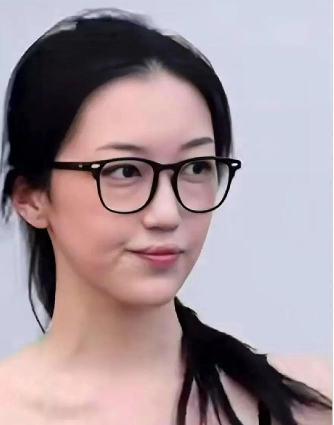 看了李嫣的嘴唇，我特地问了搞医学的表舅，她的唇腭裂会不会传给下一代，李嫣先天患有唇腭裂，自婴儿时期就