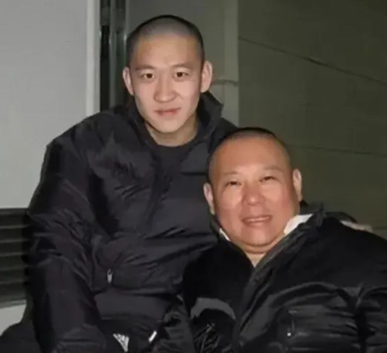2002年，16岁的曹云金一门心思想学相声，母亲跟他说：“你有个表姐夫叫郭德纲，