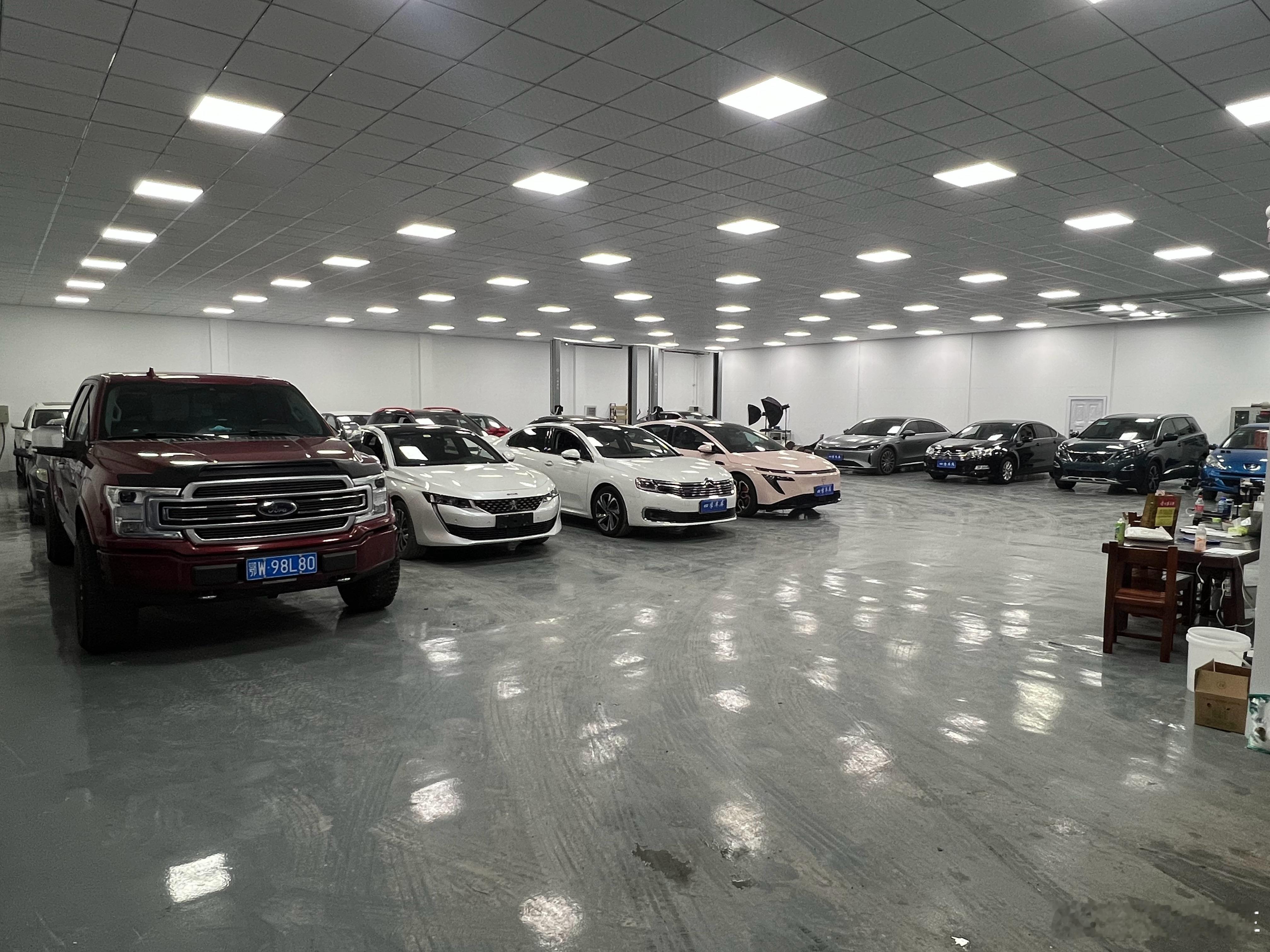 这个点还在营业的车商应该不多吧！我的四季车库，已经这样干了五年了！