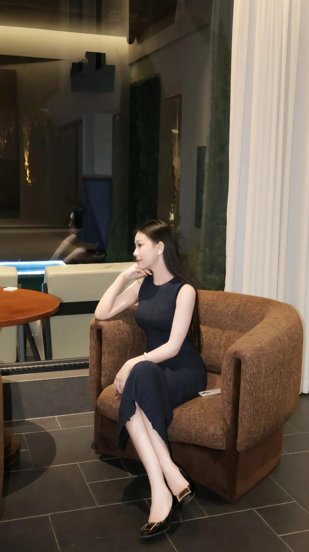 极简小黑裙也太显气质了吧🌿一身纯黑无袖连衣长裙搭配黑色方扣高跟鞋，没有多余的