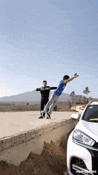 搞笑GIF: 妹子登高拍风景, 奈何大风不正经
