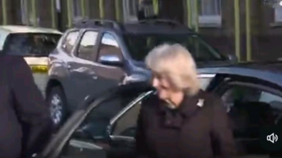 欧盟一众官员，面对记者询问爱泼斯坦事件，一言不发落荒而逃：“不要说了，不要说了”