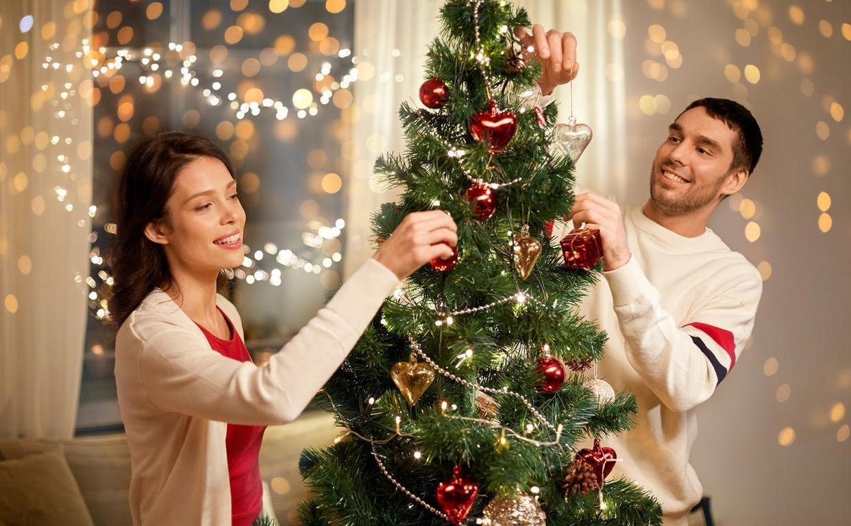 没人抵制却冷冷清清！2025圣诞真相，就俩字：清醒今年圣诞太魔幻了！一边是