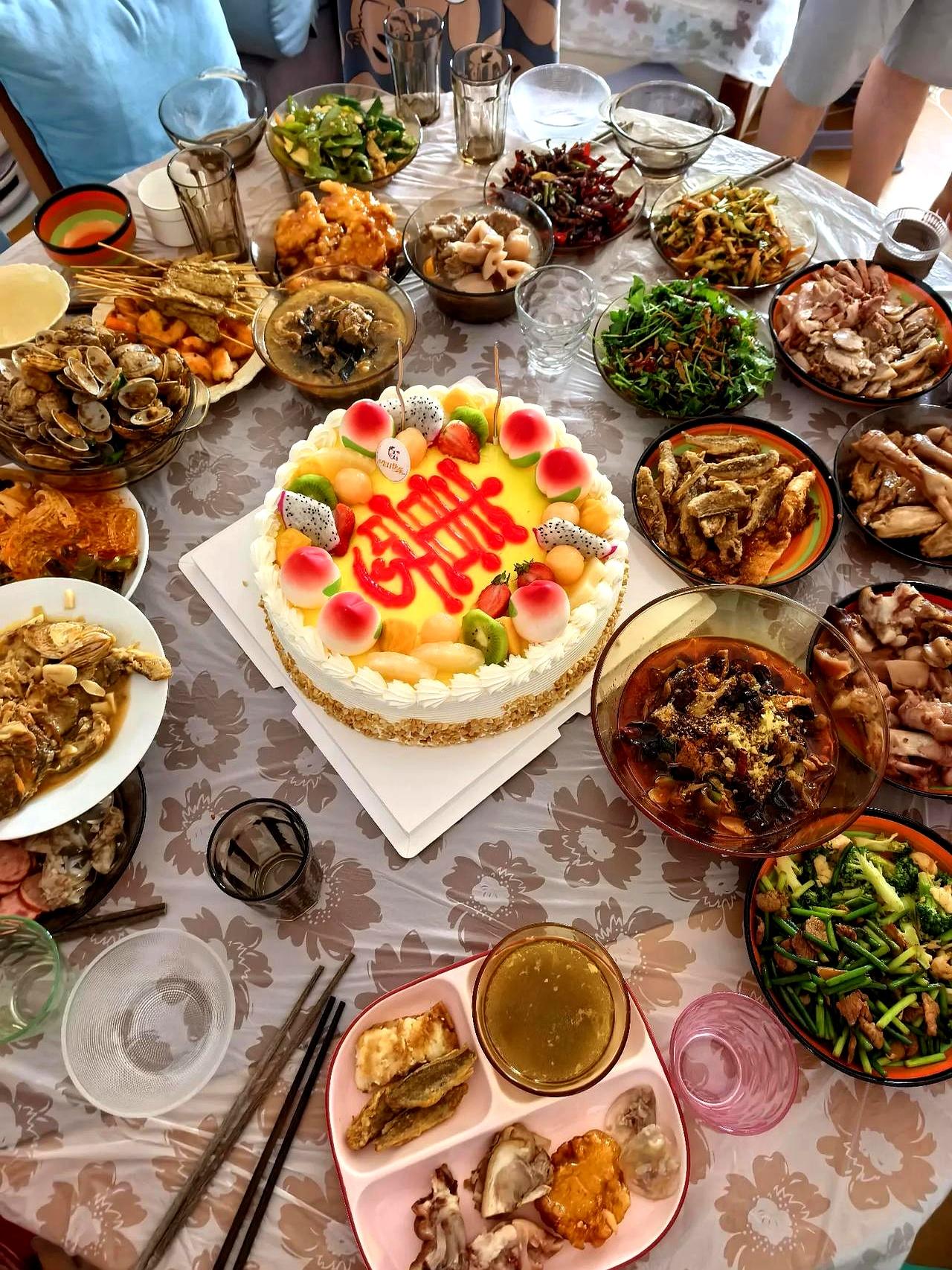 我妈七十大寿那顿饭，俩连襟当着满屋亲戚差点掀了桌。老张闷了十五年，就为十五年前