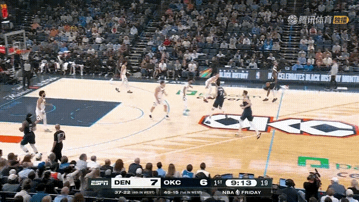 雷霆超级巨星亚历山大真是彻底的怒了，他拿球怒砸约基奇！在今天雷霆主场迎战掘金的比