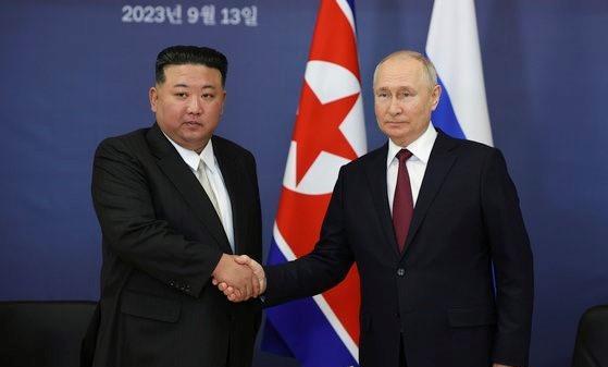 英法5万大军援乌，朝鲜赌国运援俄赚翻！普京给钱给粮还送技术？朝鲜赌上国运，拼命压