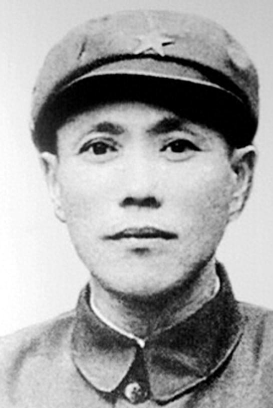 红军师长被误列通敌名单，愤怒抄凳砸保卫局干部，现场众人齐声喝彩，这究竟是为什么？